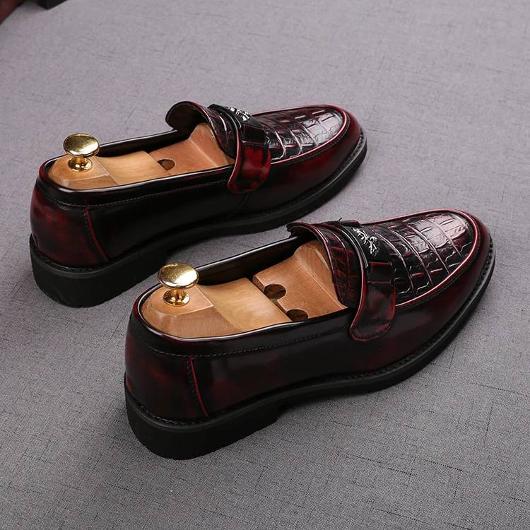 Новинка Очаровательные кожаные мужские туфли с острым носком и металлическими