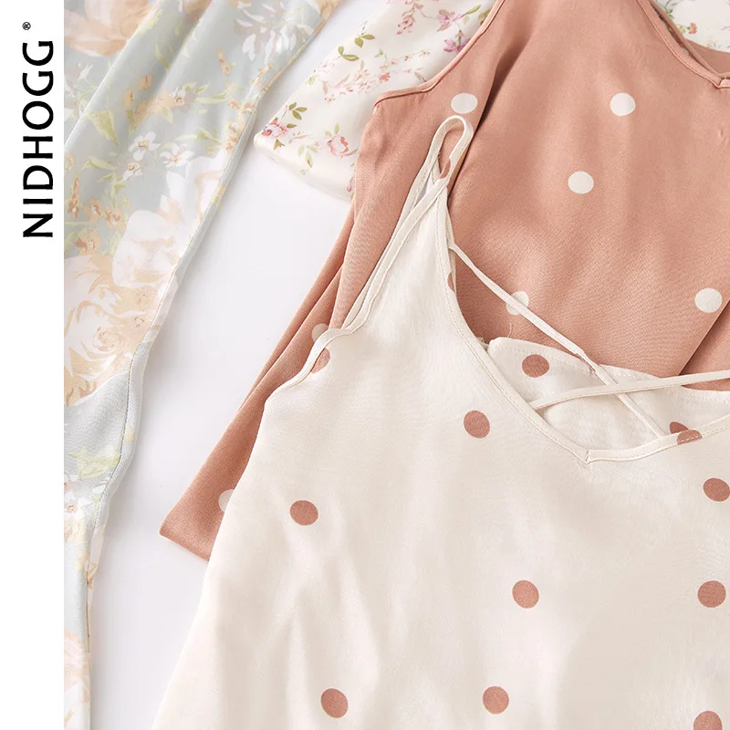 Женская ночная рубашка из вискозы и сатина на тонких бретелях без рукавов с