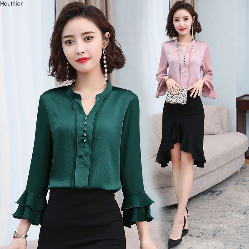 

Блузка женская однотонная с рукавом 3/4 и V-образным вырезом