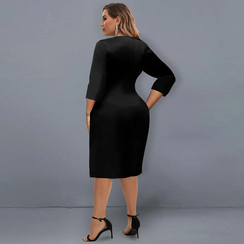 

Женское атласное платье-миди с круглым вырезом и принтом