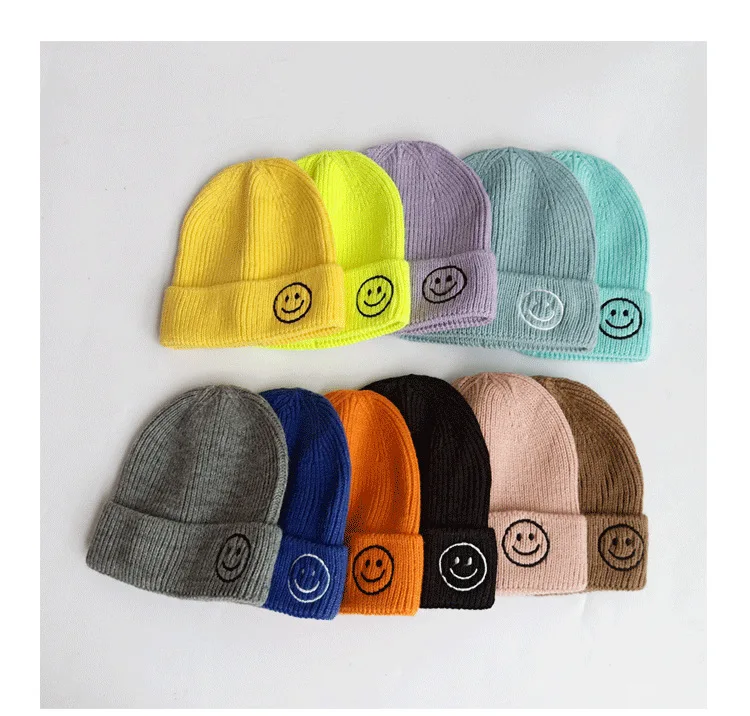 Вязаная шапка с вышивкой и изображением смайлика ярких цветов для родителей