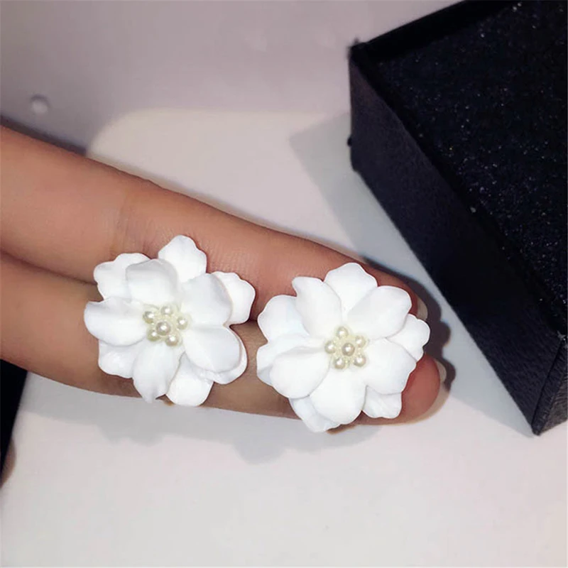 

Women's Sweet Romantic White Three-dimensional Flower Earrings Personality Short Temperament Simple Earrings Gift