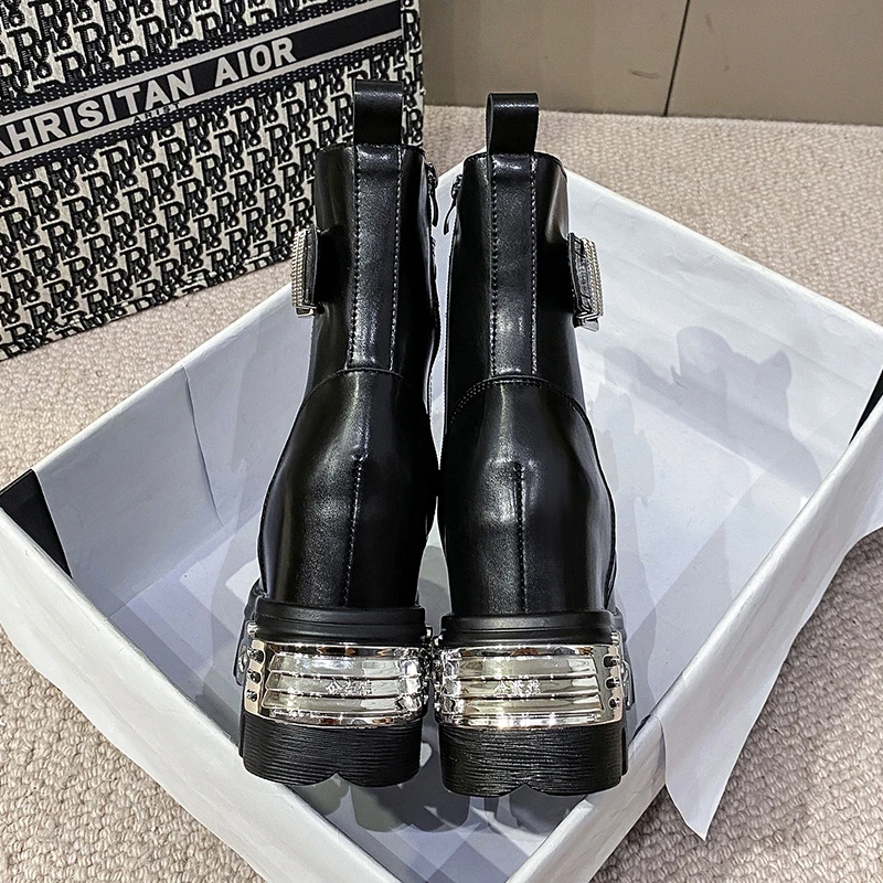Женские сапоги панк до лодыжек с металлическим декором модные черные ботинки на