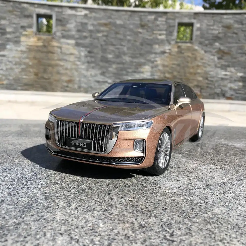 Литая модель автомобиля Hongqi H9 1:18 (коричневый/золотой) + небольшой подарок! |