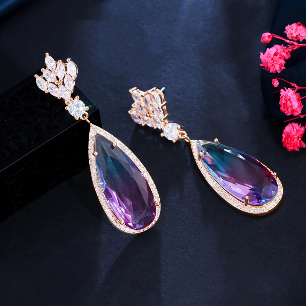 Женские позолоченные серьги Pera Surprise фиолетовые синие с радужным градиентом