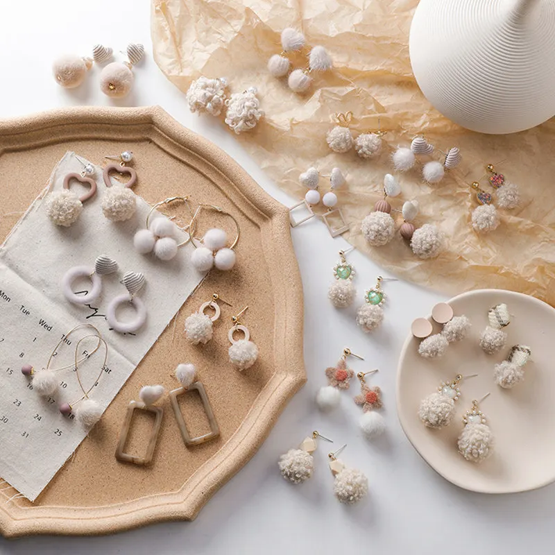 Милые бежевые серьги-подвески с плюшевым сердечком на осень и зиму