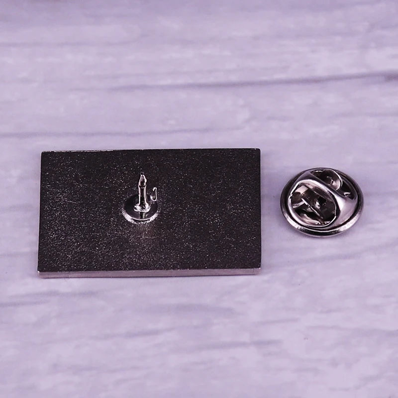 Эмалированная брошь Hunter X с V-образным логотипом на черном фоне