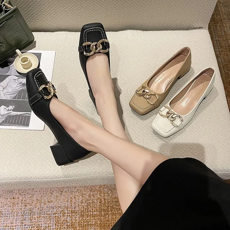 

Женские мокасины цвета шампанского с острым носком и металлическим украшением