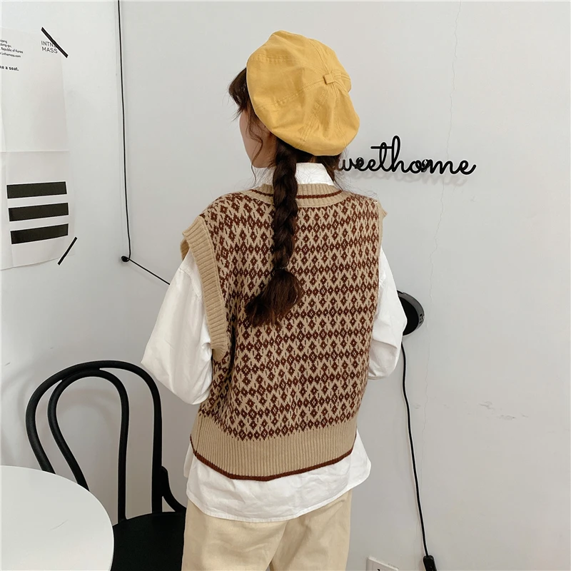 

2020 spring and autumn college Fengling plaid sweater waistcoat women's Korean loose V-neck short Sweater Vest