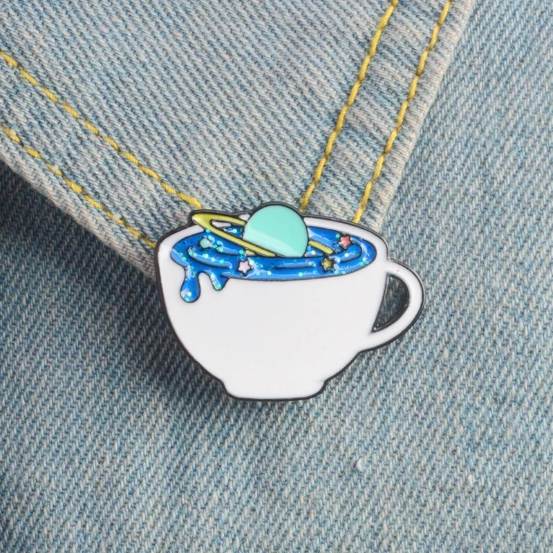 Белая космическая чашка полная синего звездного Сатурна бегущая брошь личность