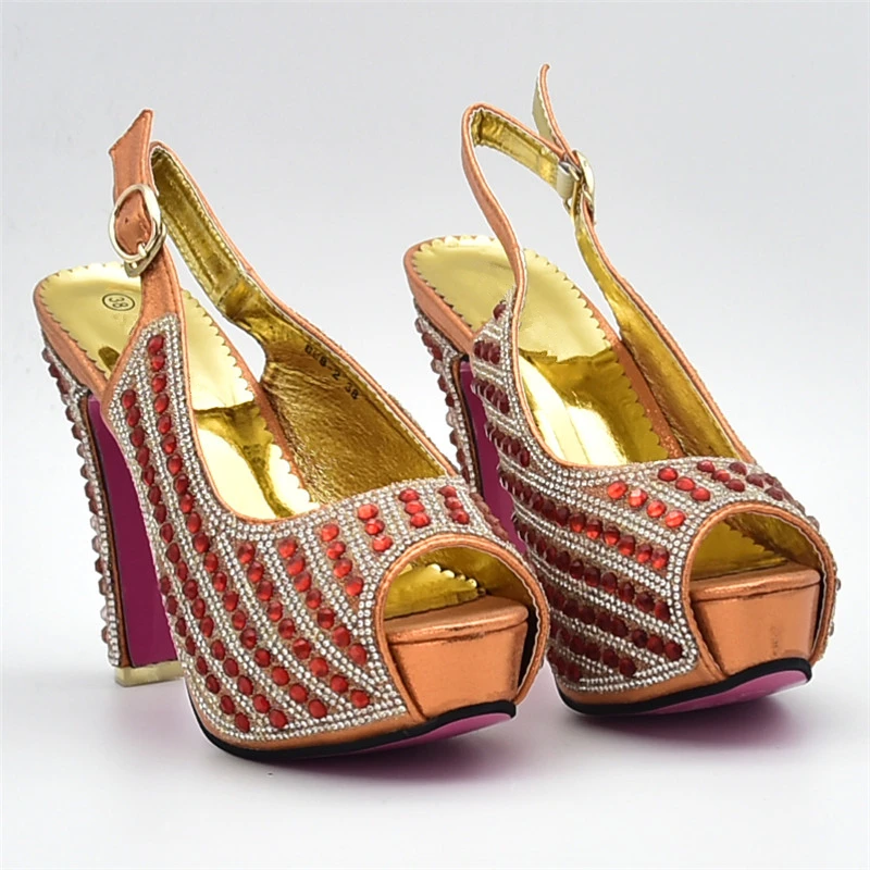 Новейший комплект из обуви и сумки в африканском стиле итальянских туфель