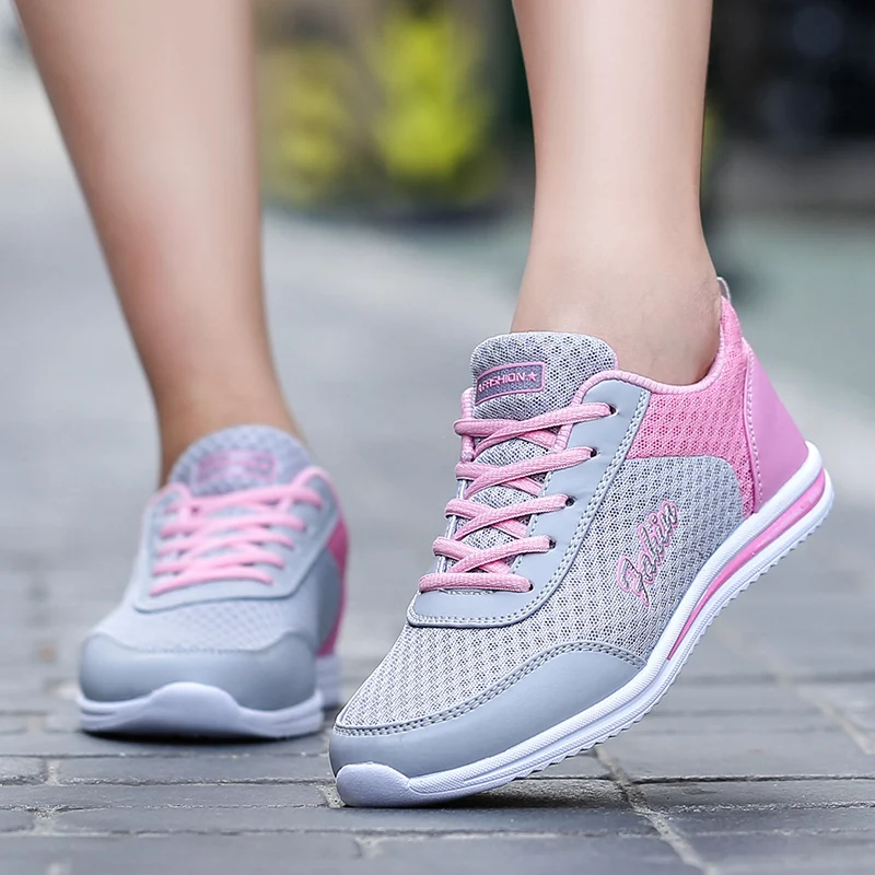 Купи Four Season Women Ultralight Walking Shoes Ladies Mesh Casual GYM Sport Shoes Outdoor Breathable Soft Girl Flat Platfrom Sneaker за 914 рублей в магазине AliExpress