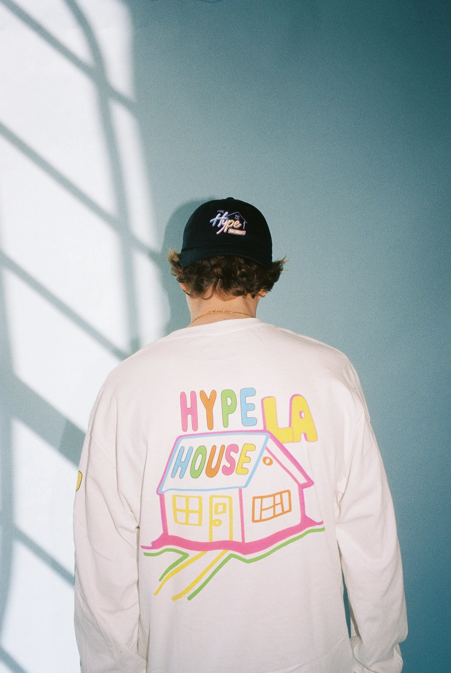 Футболка с длинными рукавами и принтом в виде дома интернет знаменитостей