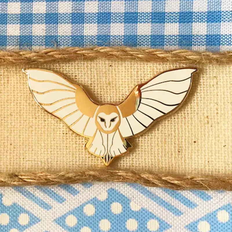 Жесткая эмалированная брошь в виде совы птицы |