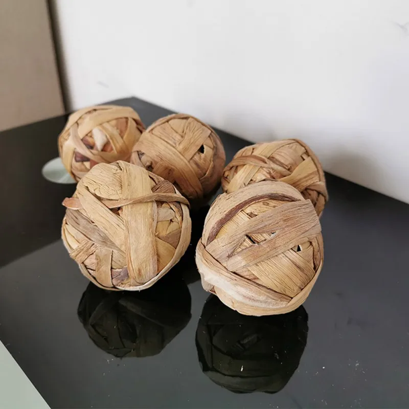 

Small Pets Chew Toy Natural Aquatic Plant Grass Braided Pet Chewing Toy Ball Bunny Rabbit Hamster Parrot Feet Standing Toy 7CM