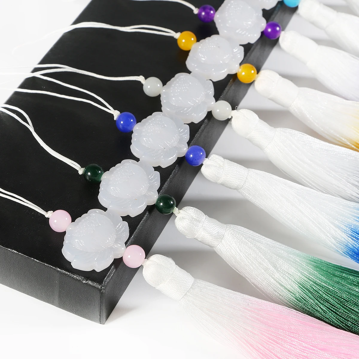 Серьги-кисточки из белого нефрита 130 мм 1 шт. сатиновые кисточки | Украшения и