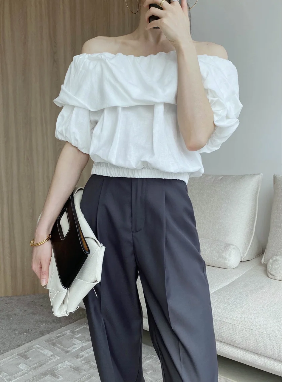 

In the spring of 2021, the new Korean version of Dutch fold ins has a short shoulder and a slim T-shirt