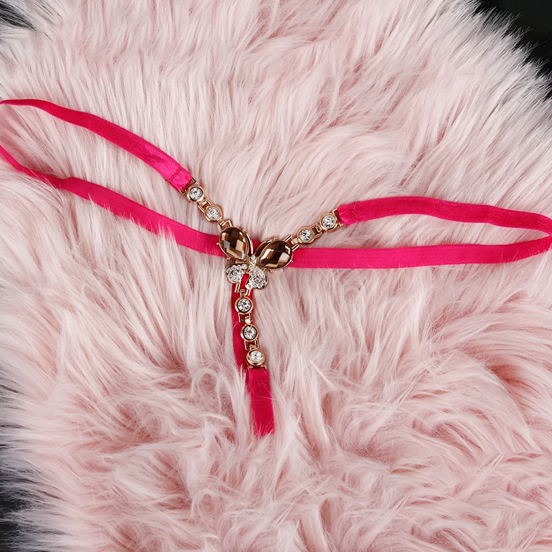 Розово-красные стринги с бабочкой украшенные драгоценностями сексуальные