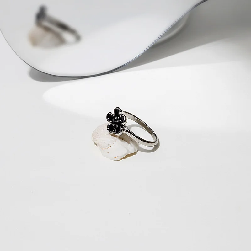 Женское кольцо с маргариткой и бабочкой черное в готическом стиле | Украшения