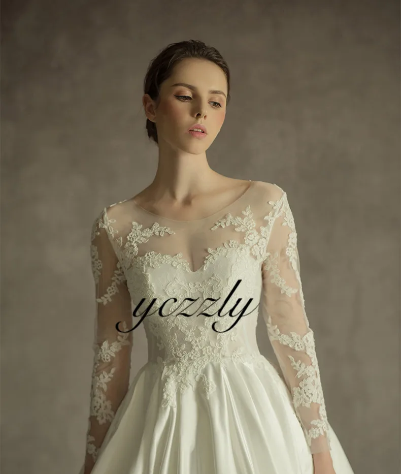 Элегантное бальное платье с круглым вырезом и длинными рукавами аппликацией