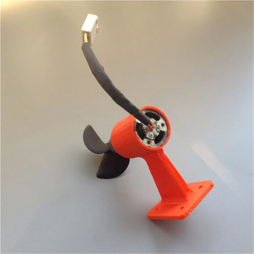 По часовой стрелке и против стрелки пропеллеры лодки для доставки прикорма