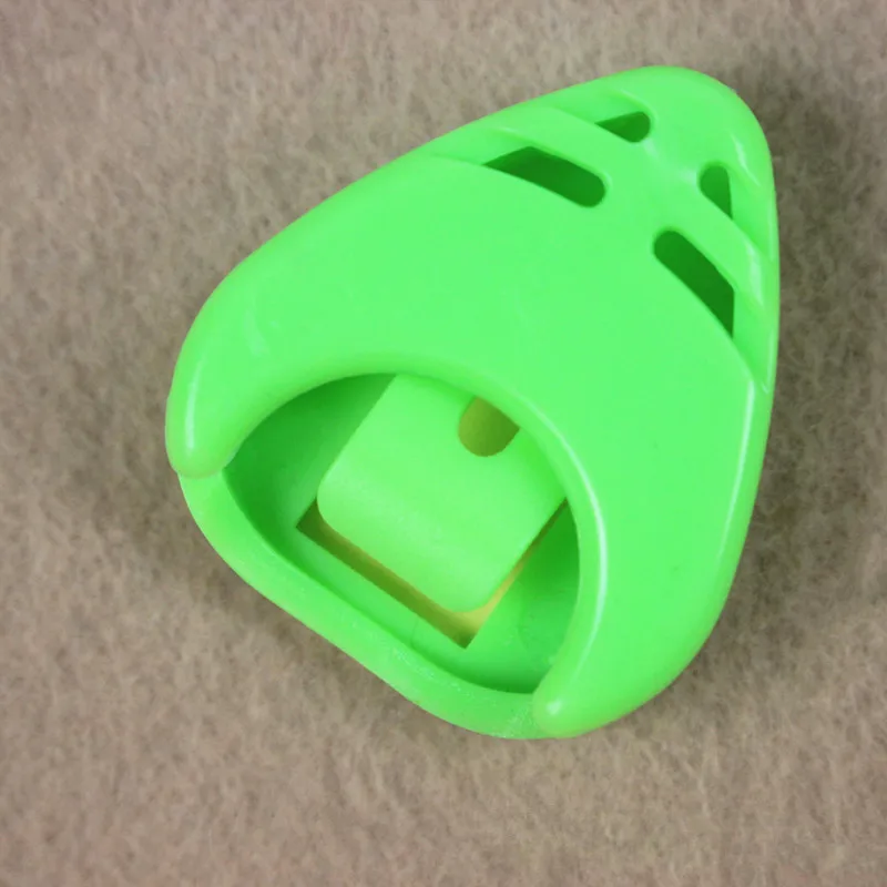 

2020 hot small beautiful box guitar pick 7 color 3.6cm high quality plastic material Guitar Accessories guitar picks box boxes