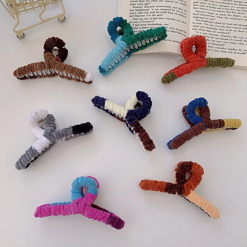 

Женская заколка-пряжка из искусственного меха