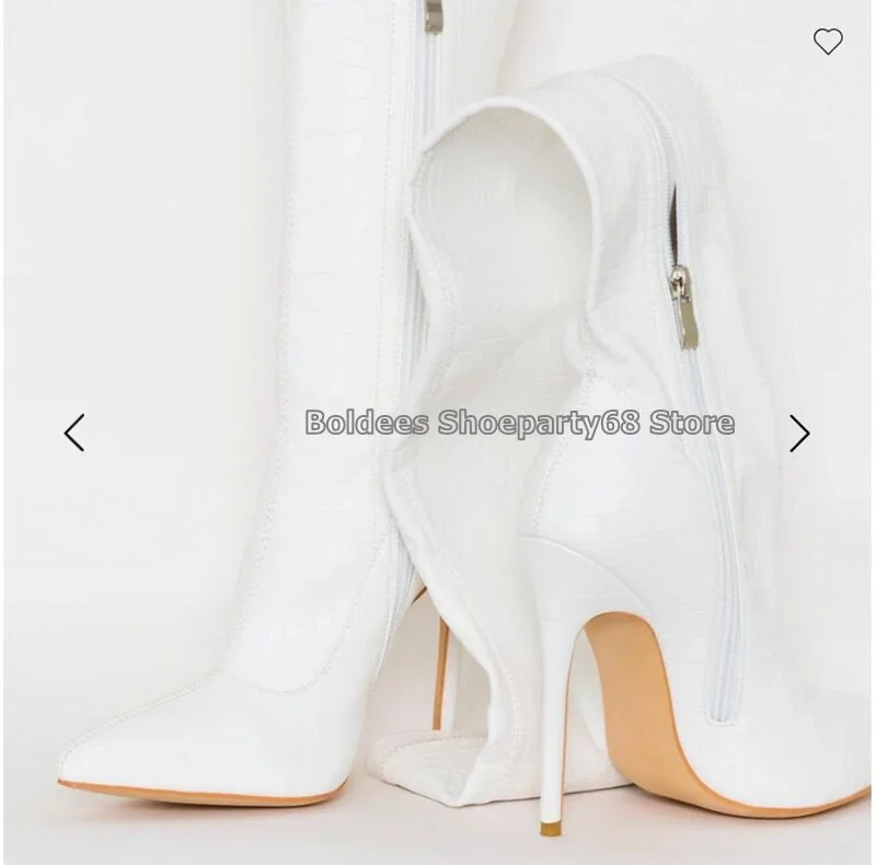 Женские ботинки с высоким голенищем белый рисунком крокодил принтом на шпильке