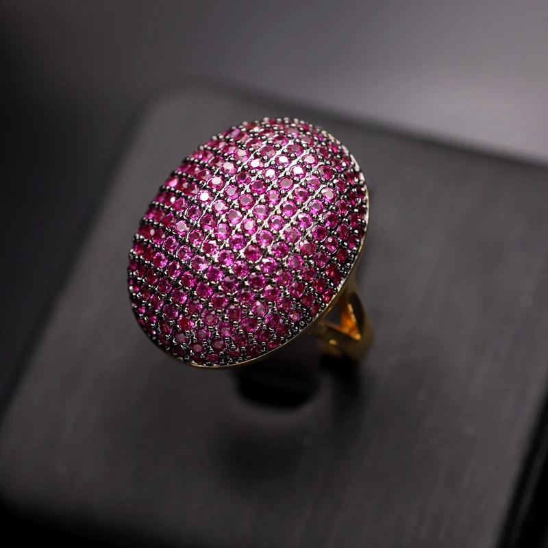 Женское кольцо с овальной геометрией массивное микро закрепкой цветной