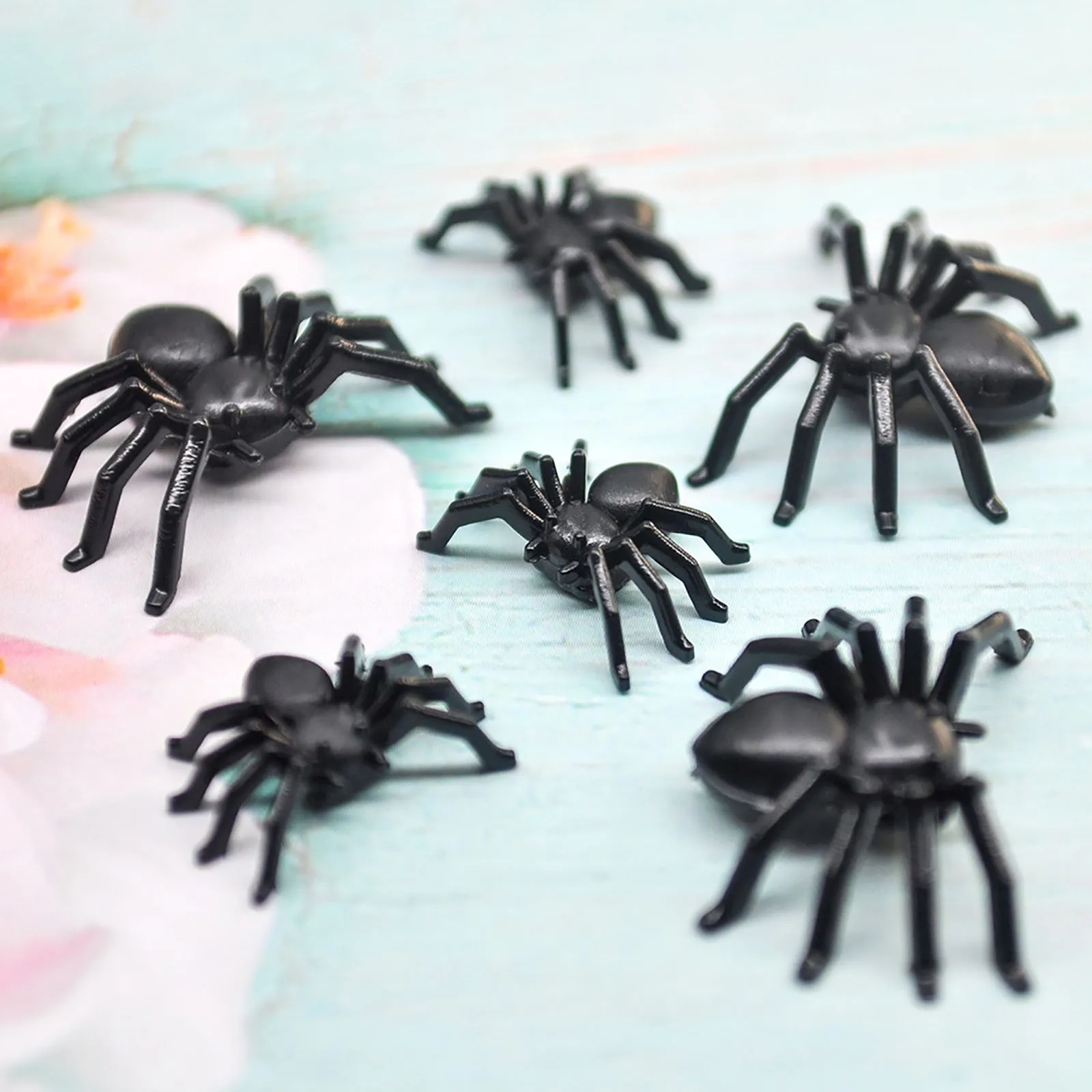 50/100PCS Halloween Mini Plastic Black Luminous Spider Horror Haunted House Web Bar Party Decoration |
