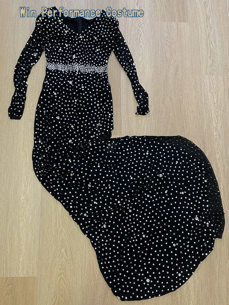 Певица ночного клуба в полном платье с бриллиантами, с длинными рукавами, с длинным подолом, ведущая модель для костюмов на подиуме.