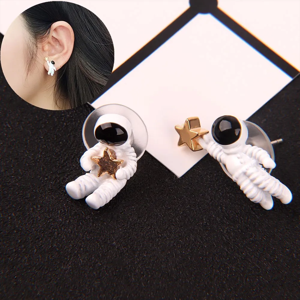 Креативные серьги гвоздики космонавта асимметричные с персонажем из