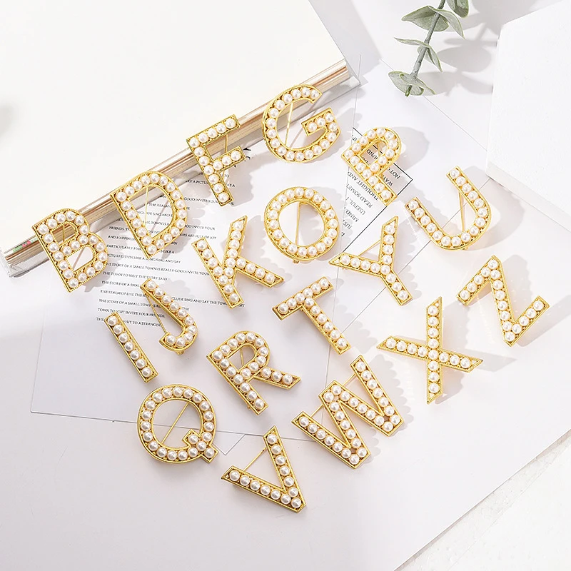 

Creative Imitation Pearl English Letter Brooches For Women Enamel Pins Badges Jewelry Gifts For the New Year Friends значки