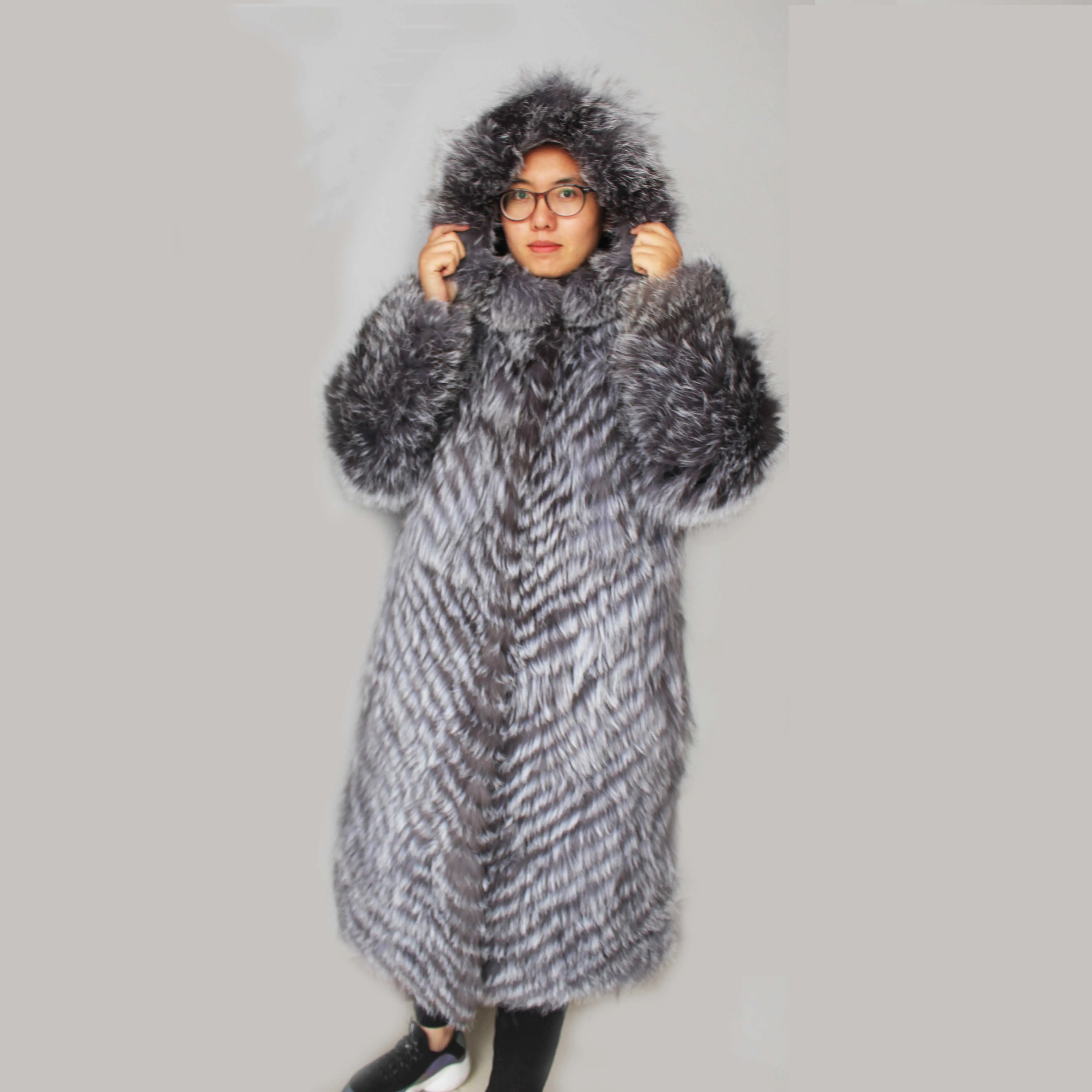 

Linhaoshengyue The silver fox fur coat 100CM long with hood 2019