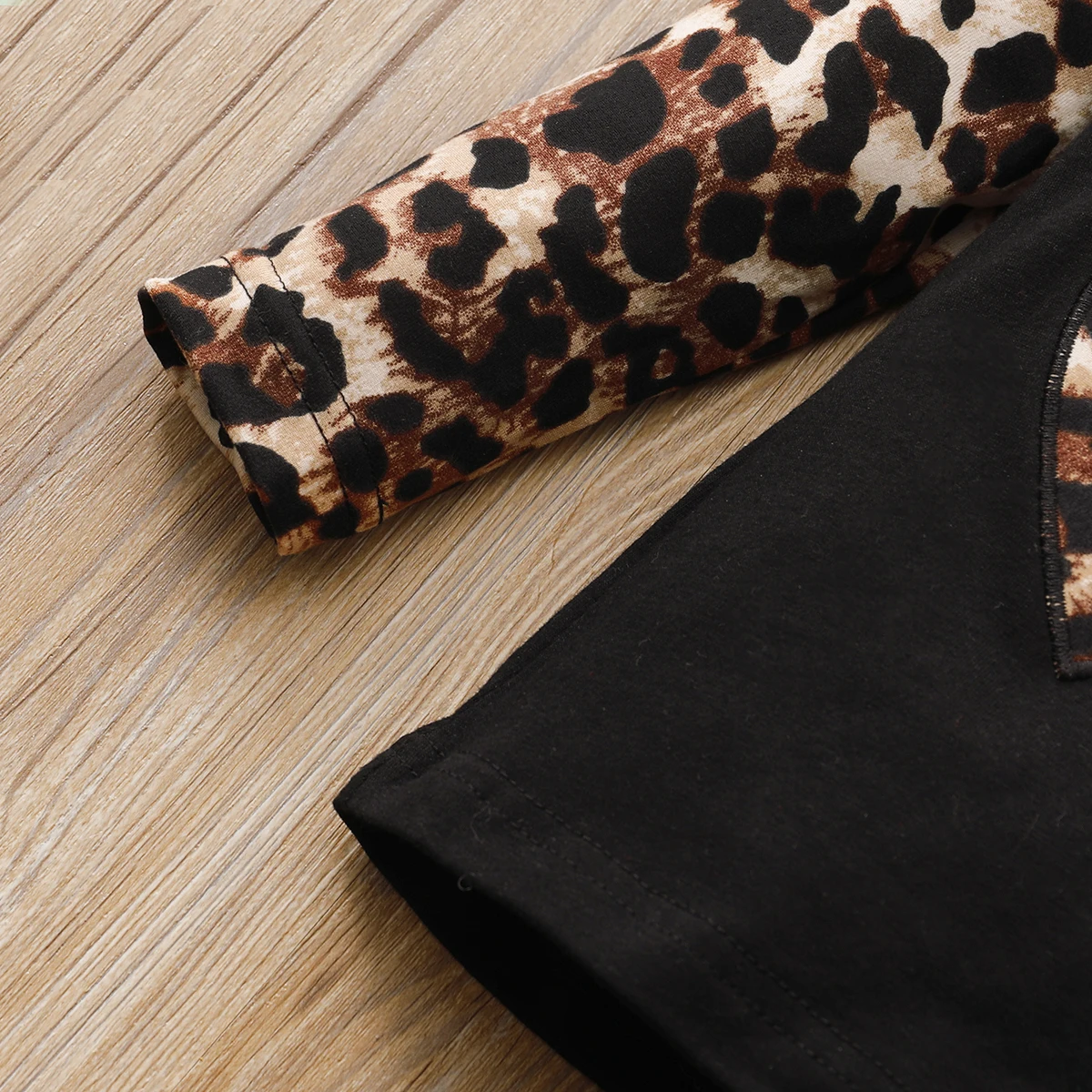 Conjuntos de ropa para ni&ntilde;as de 1 a 6 a&ntilde;os, camisetas con estampado de leopardo, Tops + pantalones acampanados, trajes informales-2