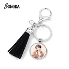 Обувь для косплея по аниме атака на Титанов тема брелок Классический Аллен Леви цифры мультфильм печатных кабошоны разрисованные изделия из стекла кожаный брелок для ключей с кисточкой для любителей аниме