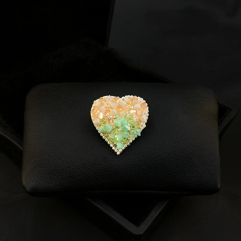 

Crystal High-End Love Heart Brooch V-neck Anti-Exposure Buckle Women Fixed Clothes Decoration Simple Fashion Corsage Jewelry Pin