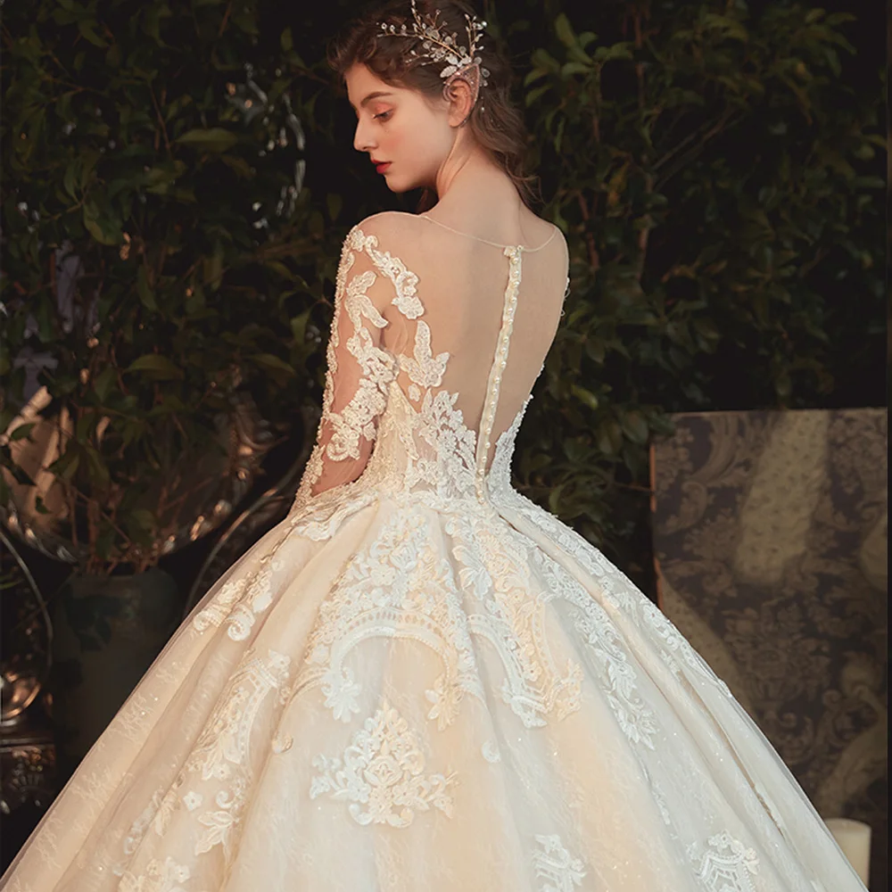Кружевное бальное платье принцессы с бусинами жемчужинами и аппликациями