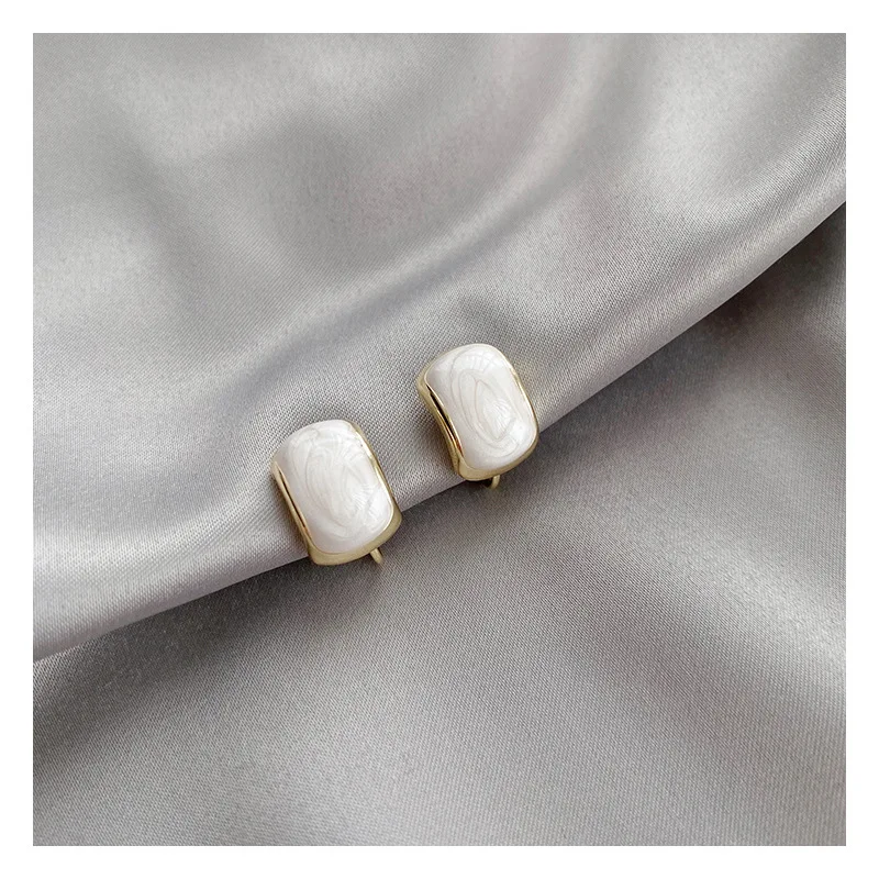 

Mosquito Coil Ear Clip Non-Pierced Female Retro French High-Grade Simple 2021 New Trendy Graceful Earrings Ear Studs