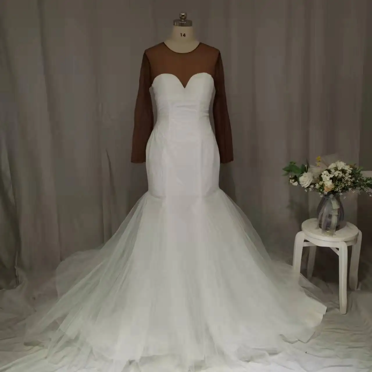 Женское свадебное платье с длинным рукавом белое из тюля глубоким круглым