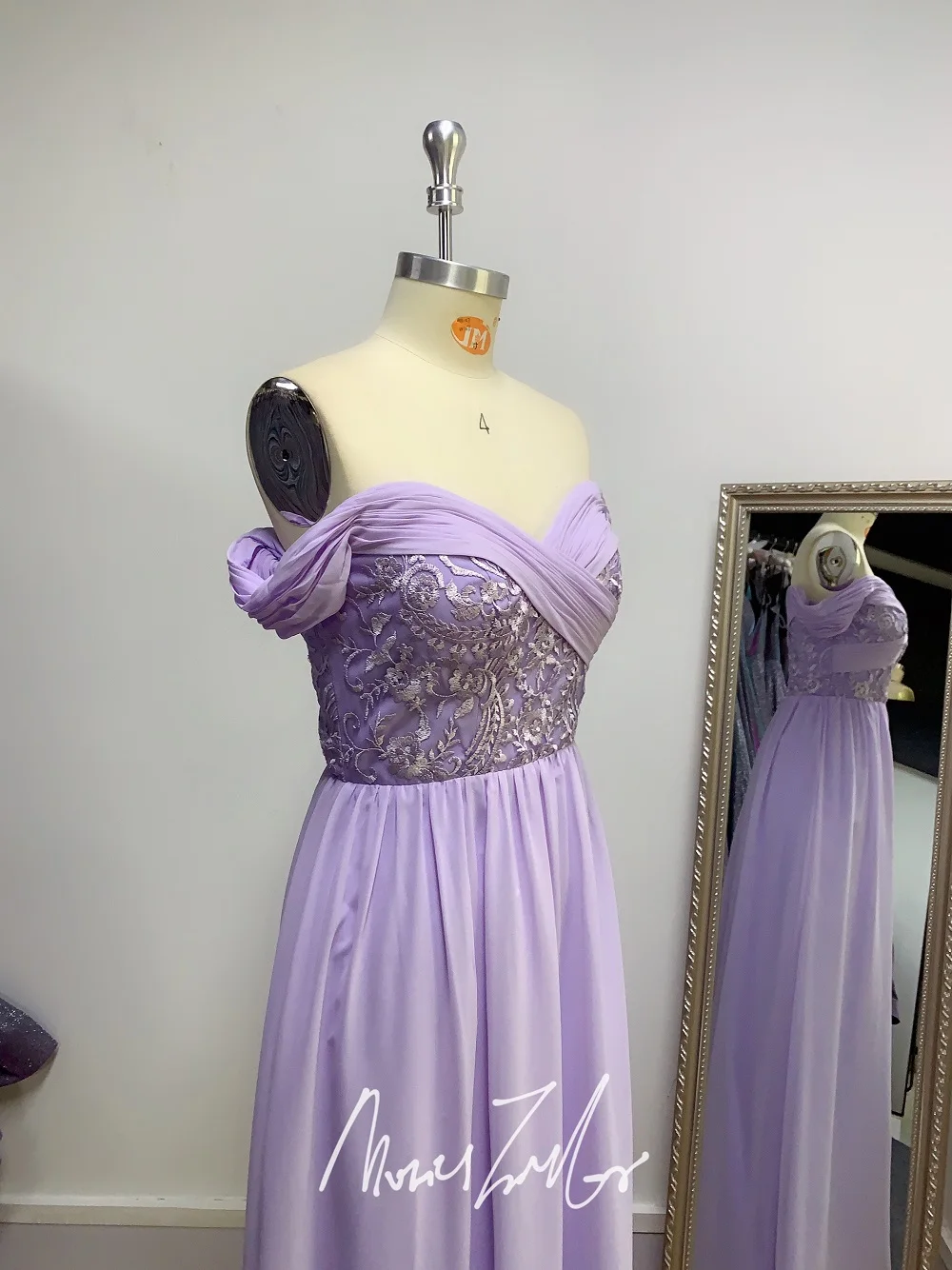 Пастельно-сиреневое шифоновое кружевное длинное платье подружки невесты 2020 без