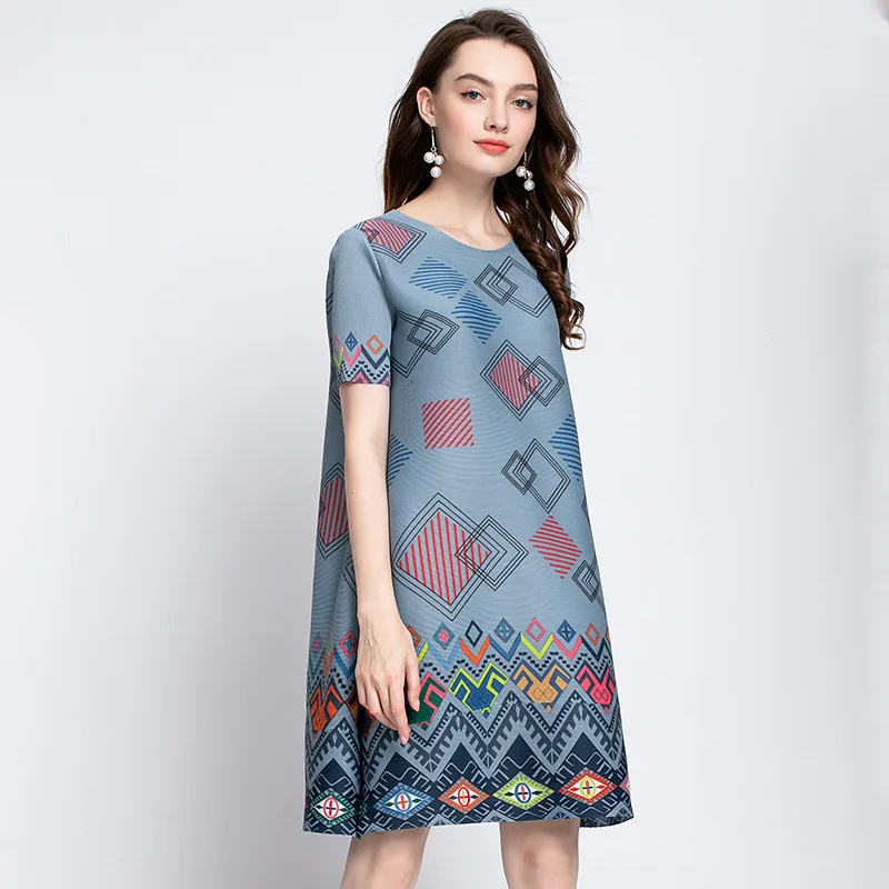 

Платье женское летнее с круглым вырезом и коротким рукавом