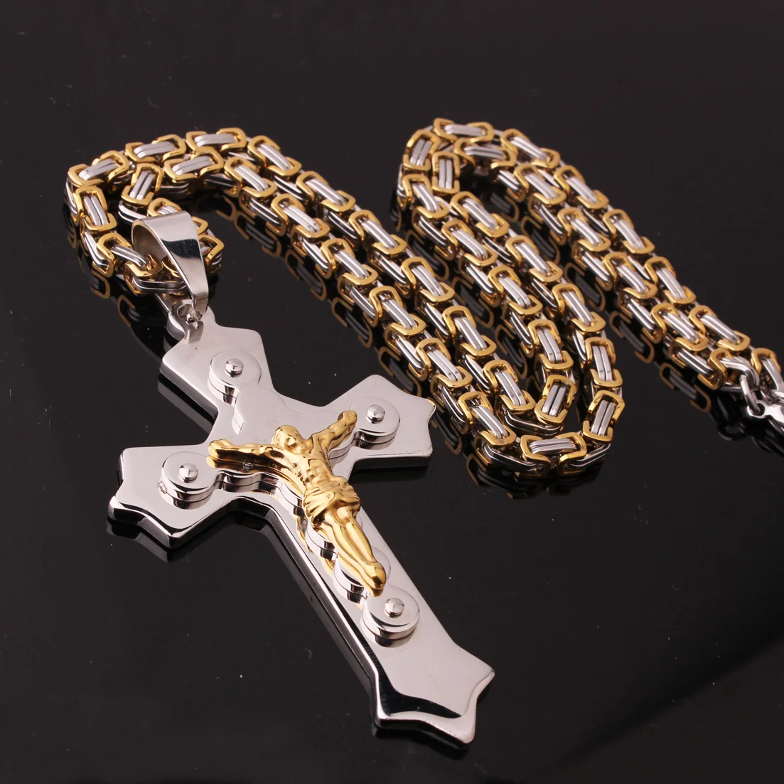 

Classic Cross Pendant Necklace Stainless Steel Gold Silver Color For Men/Women Religious Christian Jewelry Christmas Gifts