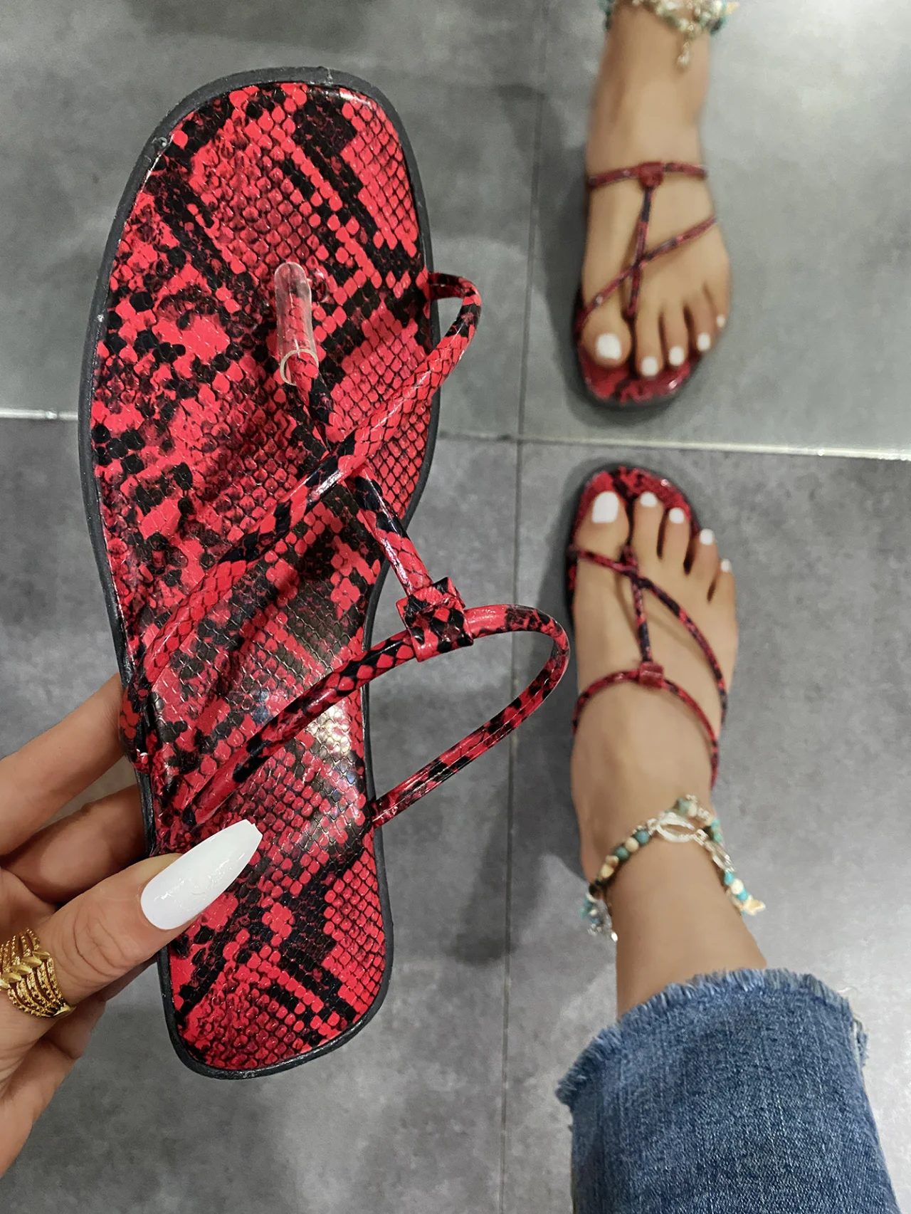 

Женские шлепанцы со змеиным принтом, летние шлепанцы с цепочкой, квадратный носок, плоская подошва, повседневные сланцы, женская уличная пл...