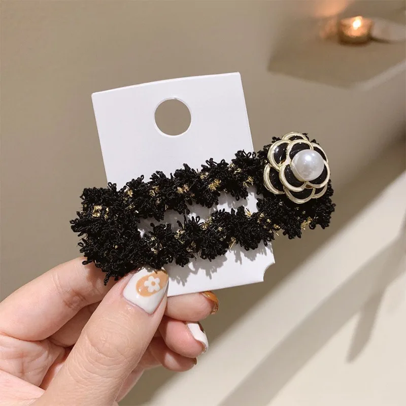 

LOVOACC Vintage White Black Enamel Camellia Barrettes for Women Round Pearl Printed Plush Geometric Clip Hairpins Accessories