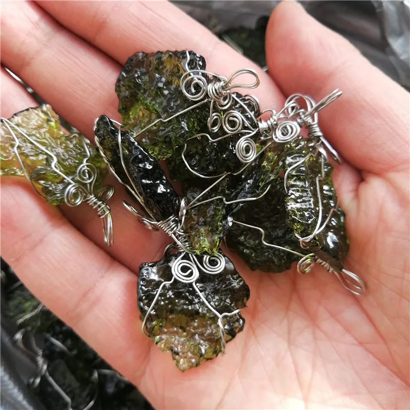 Фото Горячие продажи A ++ натуральный зеленый Аэролит Moldavite кристалл камень кулон энергия apotropaic4g-6g/Лот + бесплатная веревка уникальное ожерелье №4