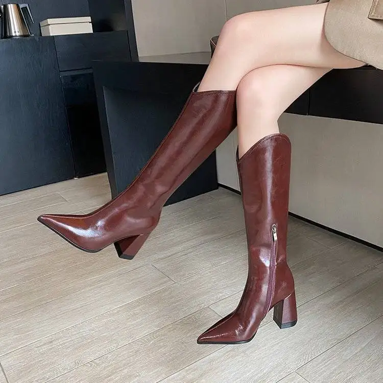 Женские ковбойские сапоги на танкетке бежевые до колена высоком каблуке с острым