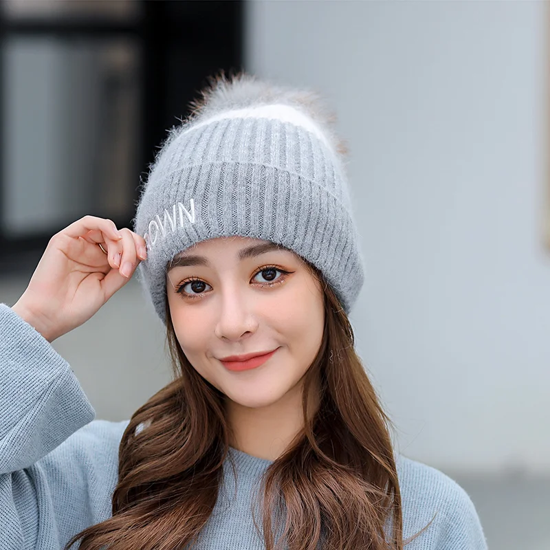 

Осенне-зимняя вязаная шапка-бини, Женская Шапка-бини из кроличьего меха с пушистыми шариками, головной убор, ветрозащищенная модель, эласти...