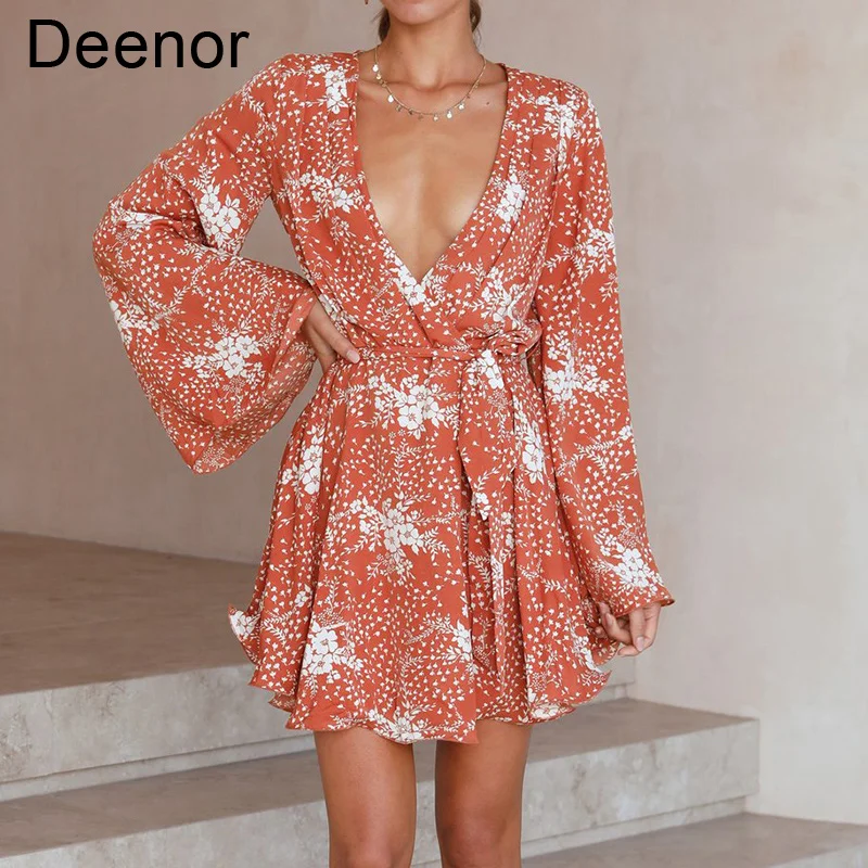 

Мини-платье женское ТРАПЕЦИЕВИДНОЕ с V-образным вырезом и Расклешенным рукавом