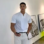 Мужская футболка с коротким рукавом Muscleguys, модная облегающая футболка с v-образным вырезом, Повседневная летняя спортивная футболка для фитнеса